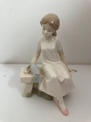 Figura Royal Class Romántica Niña con Pájaro