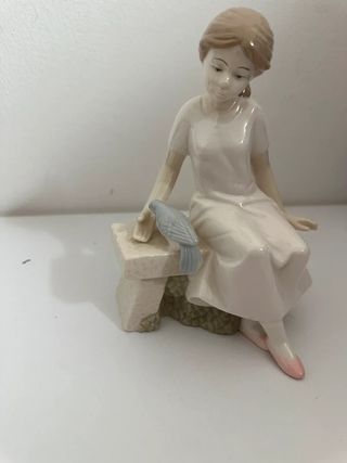 Figura Royal Class Romántica Niña con Pájaro