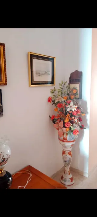 Jarrón grande dorado y multicolor