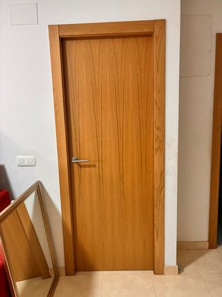 4 Puertas de madera interior.