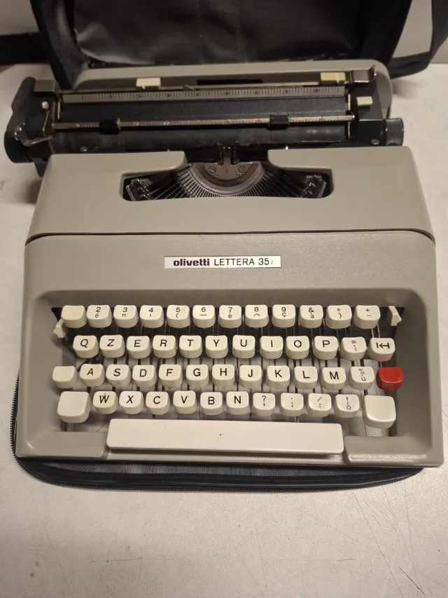 Macchina da scrivere Olivetti Lettera 35 vintage