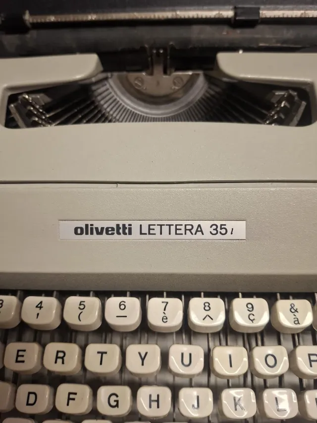 Macchina da scrivere Olivetti Lettera 35 vintage
