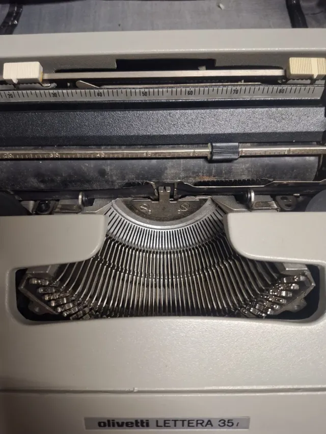 Macchina da scrivere Olivetti Lettera 35 vintage
