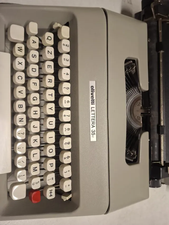 Macchina da scrivere Olivetti Lettera 35 vintage