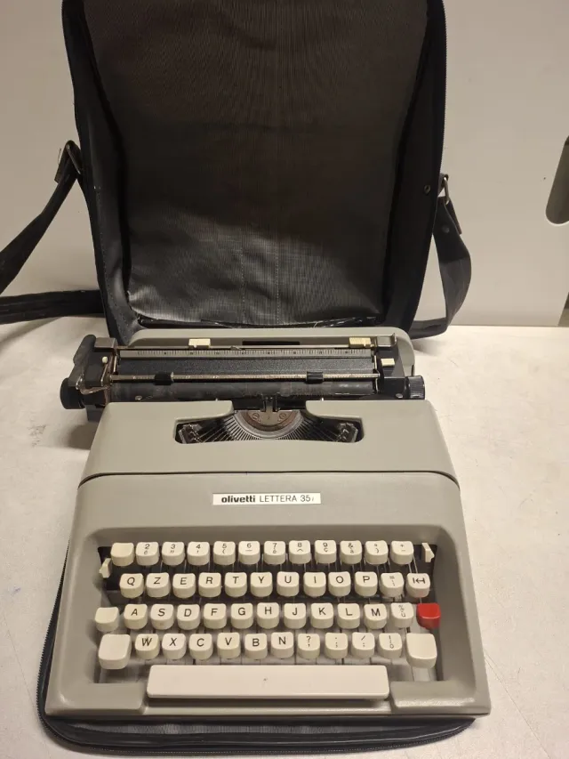 Macchina da scrivere Olivetti Lettera 35 vintage