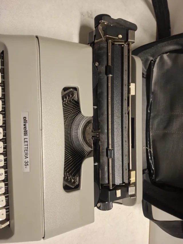 Macchina da scrivere Olivetti Lettera 35 vintage