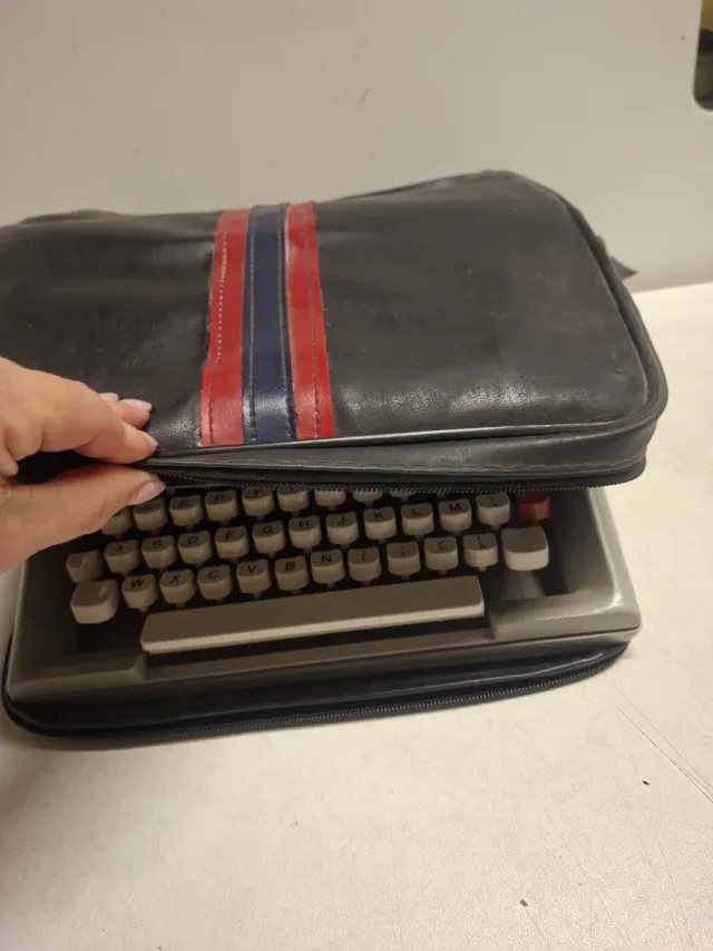 Macchina da scrivere Olivetti Lettera 35 vintage
