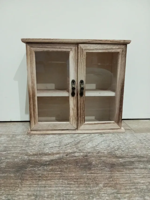 Armario pequeño de madera