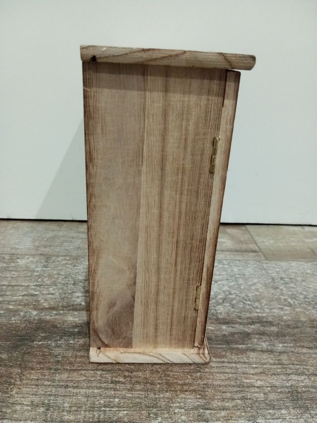 Armario pequeño de madera