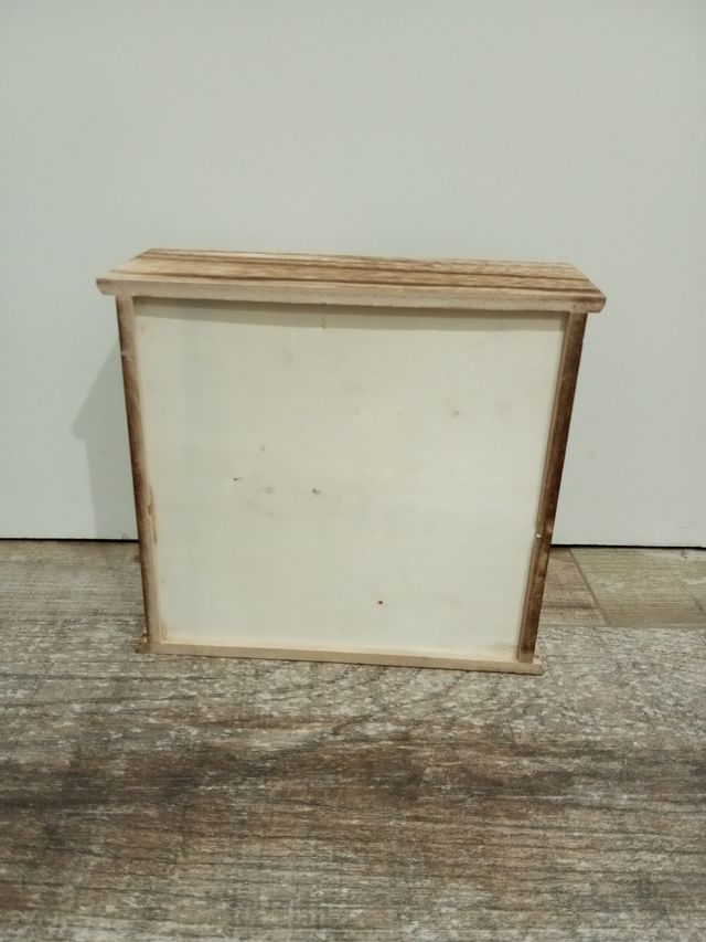 Armario pequeño de madera