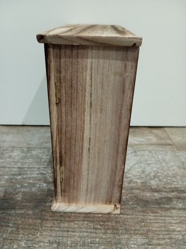 Armario pequeño de madera