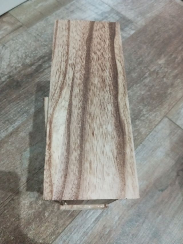 Armario pequeño de madera