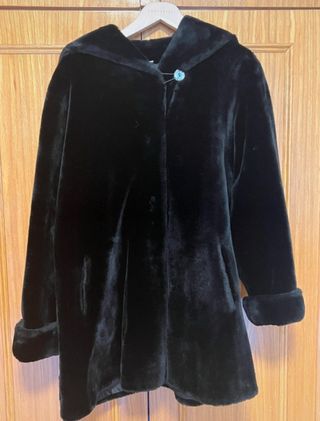 Chaquetón pelo sintético negro capucha.