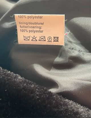 Chaquetón pelo sintético negro capucha.