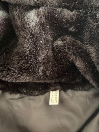 Chaquetón pelo sintético negro capucha.