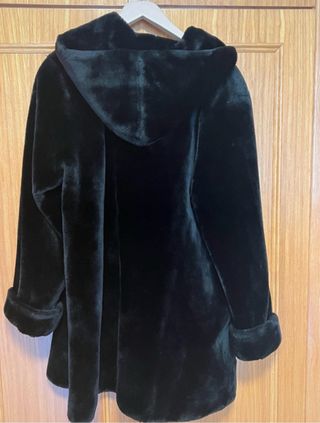 Chaquetón pelo sintético negro capucha.