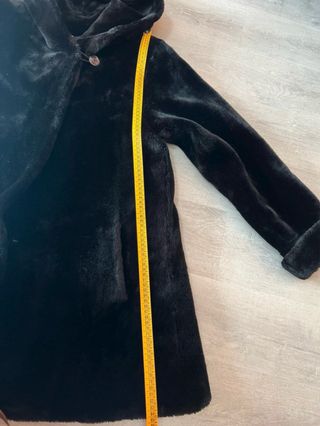 Chaquetón pelo sintético negro capucha.