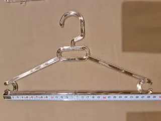 7 perchas pequeñas transparentes