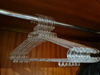 7 perchas pequeñas transparentes