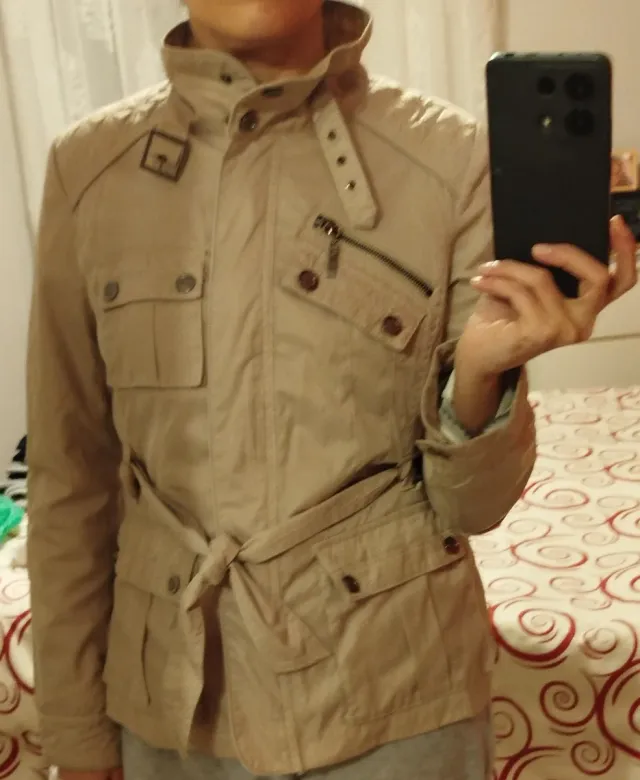 Parka beige con cinturón