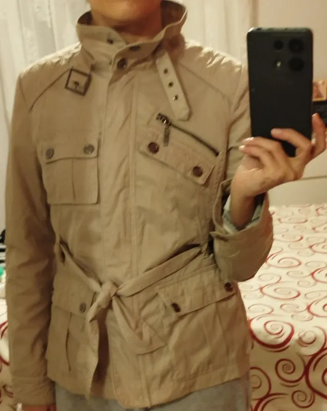 Parka beige con cinturón