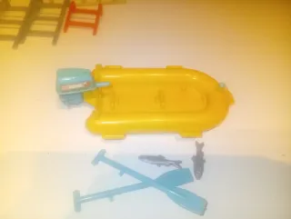 Barca amarilla Playmobil con motor y remos