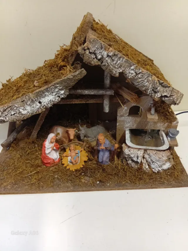 Capanna presepe natale con fontanella