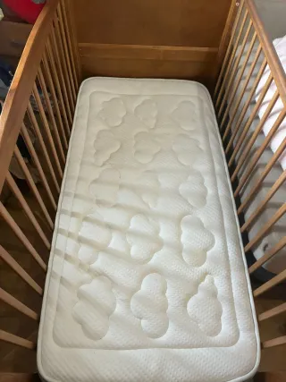 Cuna de madera ,convertible en cama ,nueva