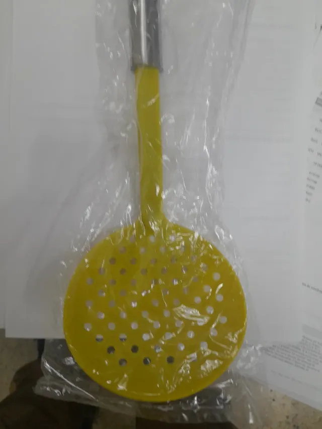 Espumadera de cocina plateada y amarilla