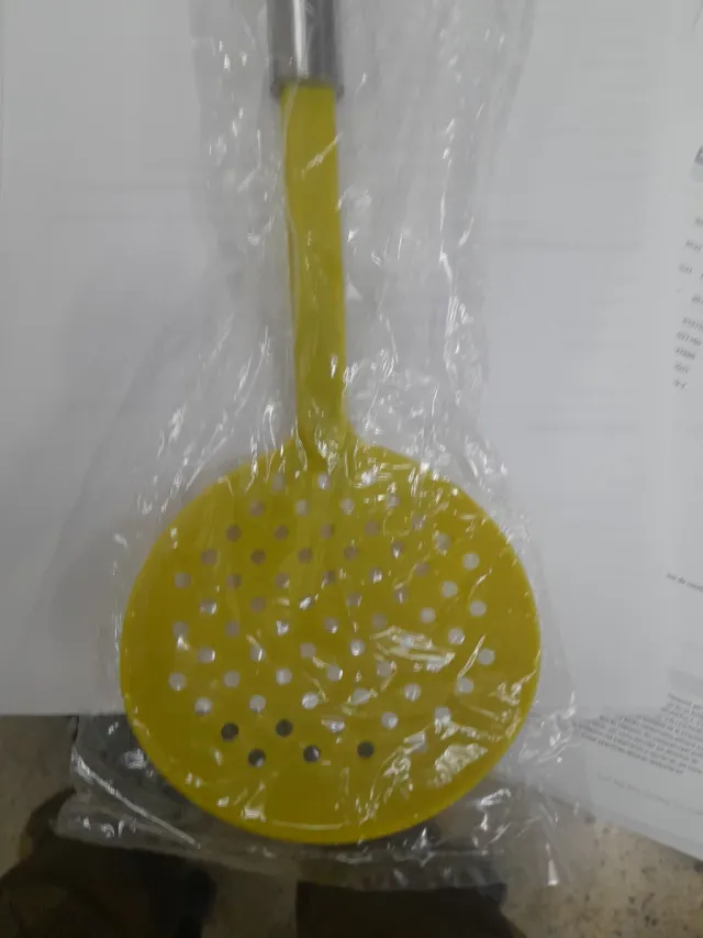 Espumadera de cocina plateada y amarilla