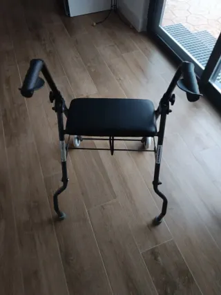 Andador con asiento y ruedas está casi sin estrena