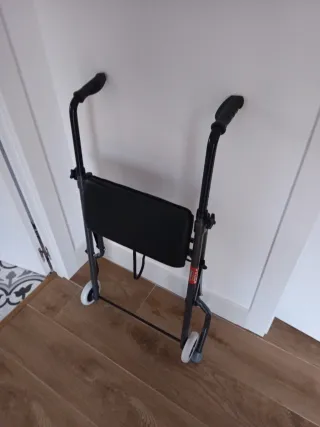 Andador con asiento y ruedas está casi sin estrena