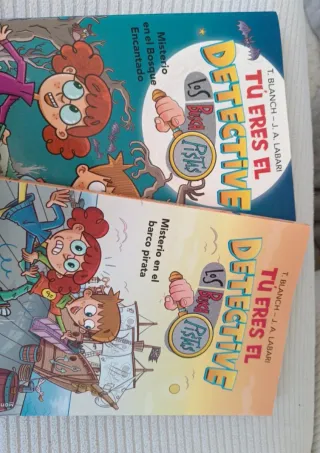 La colección de libros los busca pistas