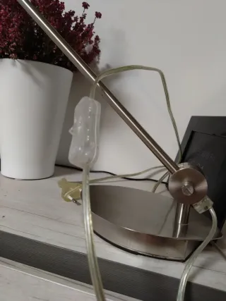 Lámpara de mesa moderna metal y cristal