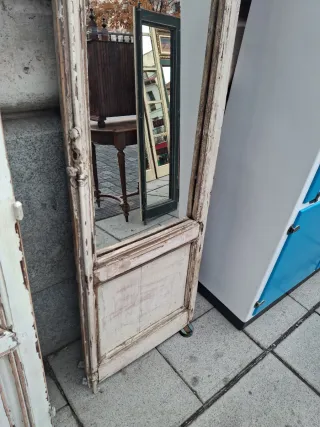 Puerta antigua con espejo