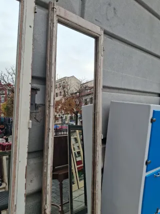 Puerta antigua con espejo