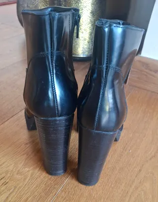 Stivaletti neri con frange