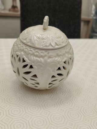 Palla decorativa in ceramica traforata