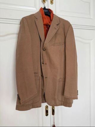 Americana y chaleco marrón y naranja