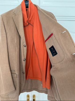 Americana y chaleco marrón y naranja