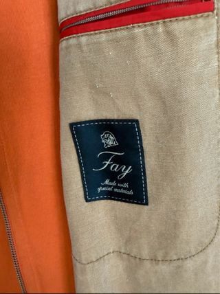 Americana y chaleco marrón y naranja