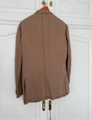 Americana y chaleco marrón y naranja