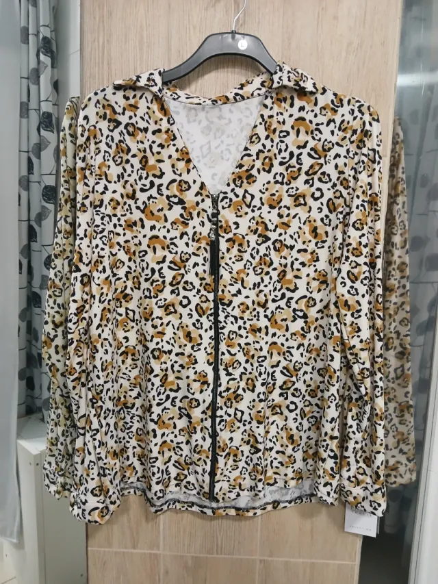 Camiseta con cremallera estampado animal print