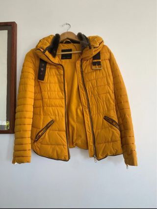 Chaqueta acolchada amarilla