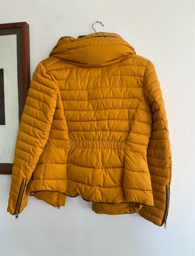 Chaqueta acolchada amarilla