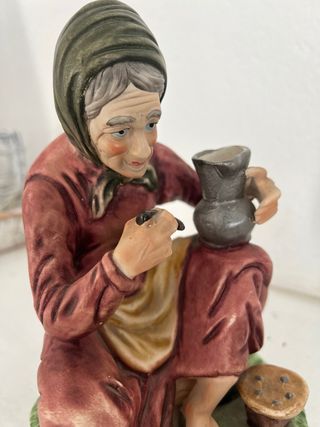 Figura vintage anciana con cántaro