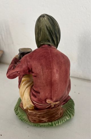 Figura vintage anciana con cántaro