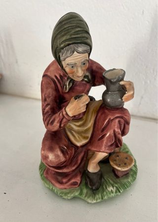 Figura vintage anciana con cántaro