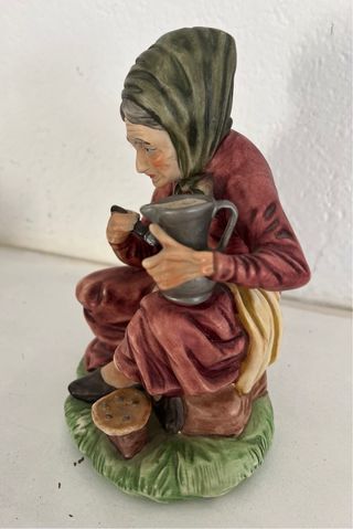 Figura vintage anciana con cántaro