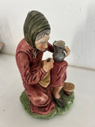 Figura vintage anciana con cántaro